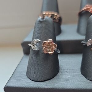 Elegant Silver and Rose Gold Flower Ring